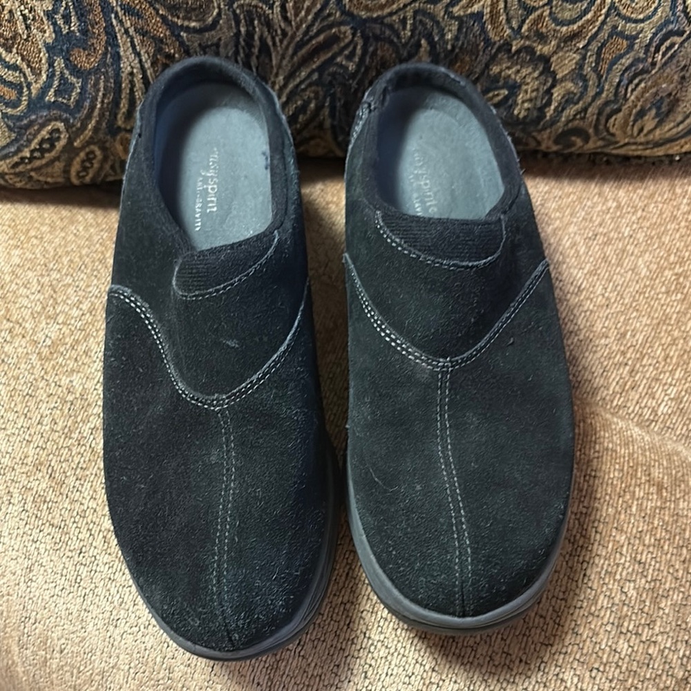 Woman’s Easyspirit antigravity shoes